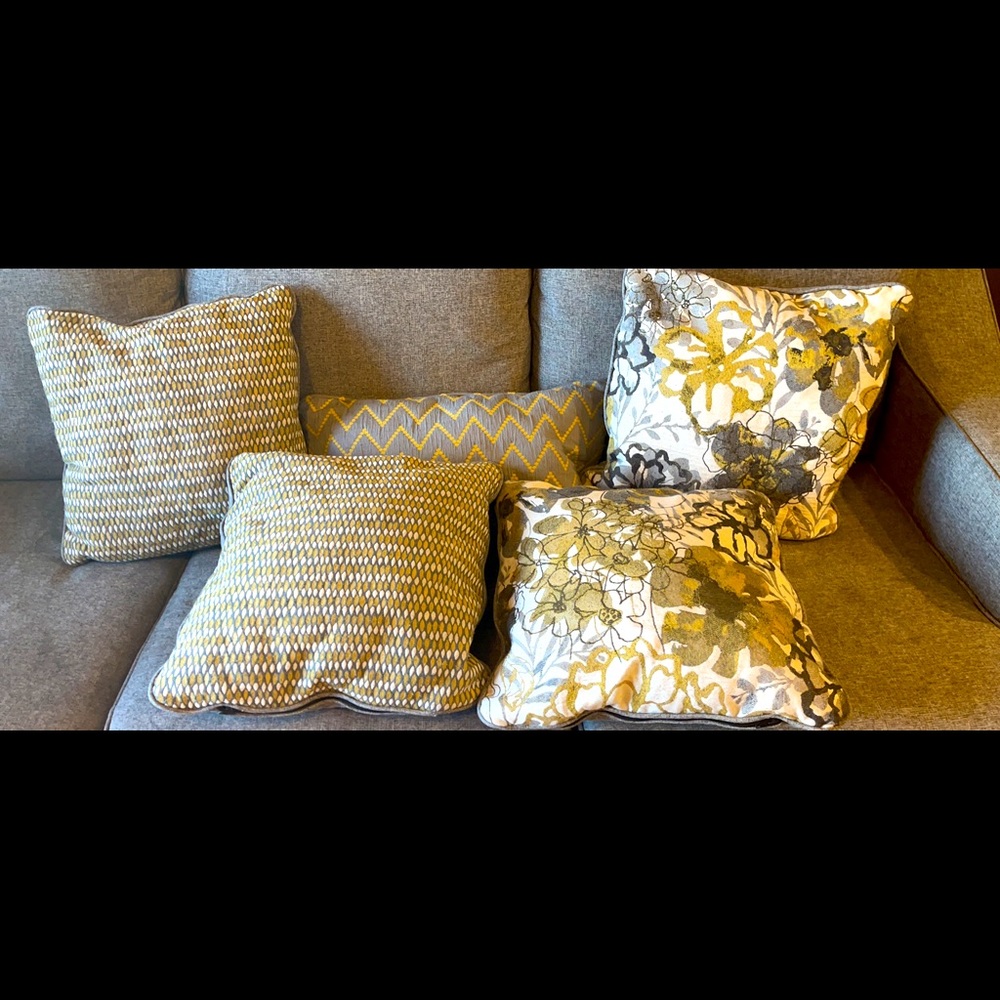 Accent couch pillows